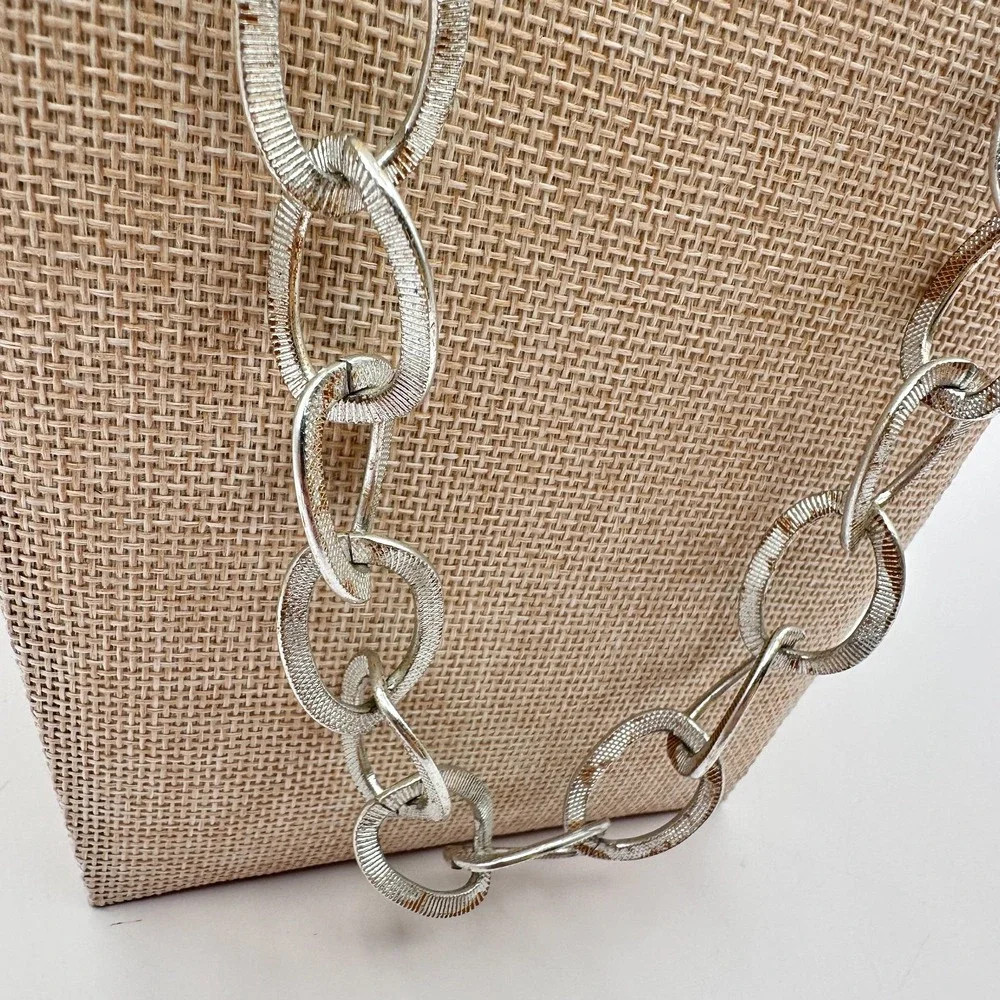 Vintage Y2K Silver Tone Textured Oval Link Chain Necklace 27